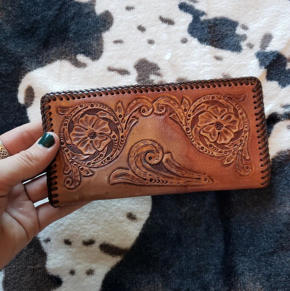 Womans Tooled Leather Wallet - Picture 4 of 6